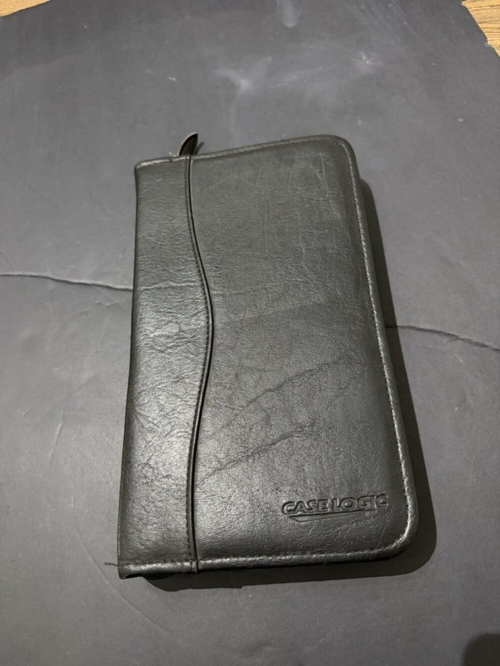 Case Logic CD/DVD/GAME Disc Case Black Zipper Closure Holds 48 CDs Synth Leather